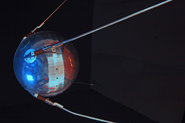 Первый искусственный спутник земли, запущенный 4 октября 1957 года.