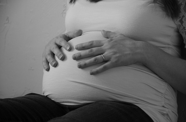 Большинство рожающих на дому женщин всю беременность наблюдаются у врачей, но в решающий момент просто не хотят ехать в роддом.