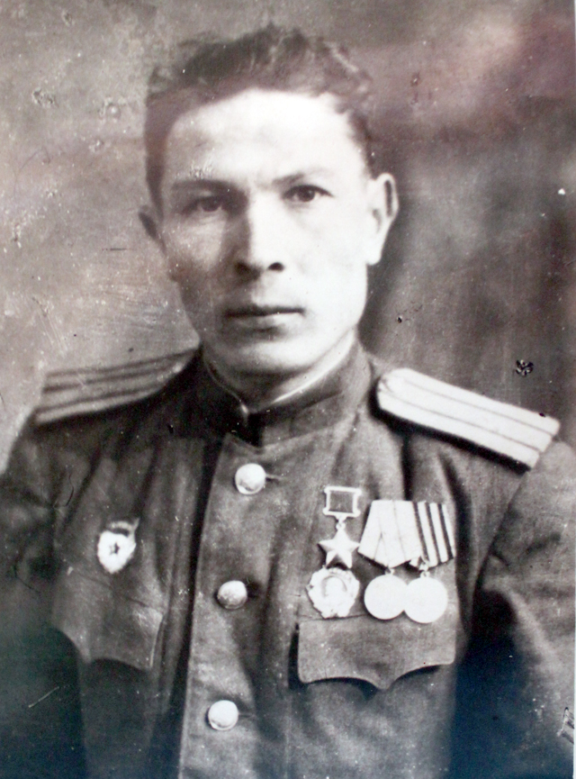 Перед Семеном Коноваловым встал сложный выбор либо догонять своих, либо сражаться в одиночку в неравном бою против немцев