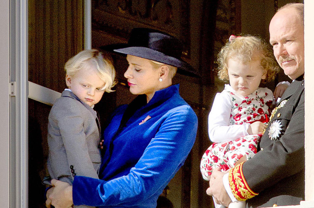 Князь Альбер и Шарлен с детьми.
