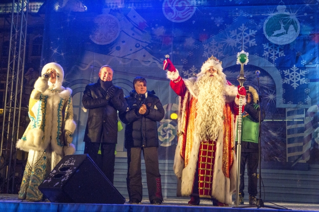 На Дворцовой площади Дедушка Мороз поздравит каждого жителя Петербурга с наступающими новогодними праздниками.
