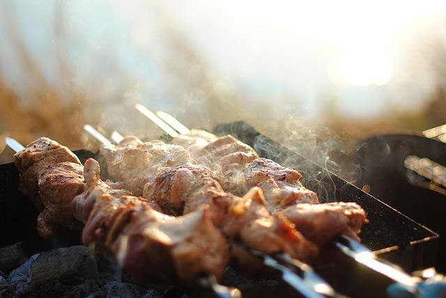 Ароматное мясо на углях - любимое угощение на весенние праздники.