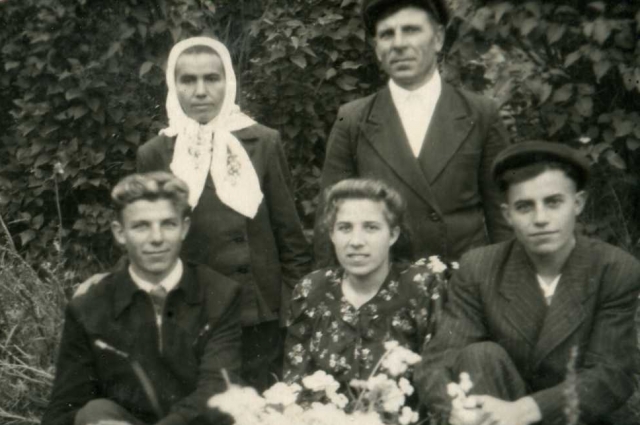 На этом фото крестьянской семьи – пять ветеранов. Отец семейства вернулся с фронта на костылях с орденом Отечественной войны, а мать и дети – труженики тыла.