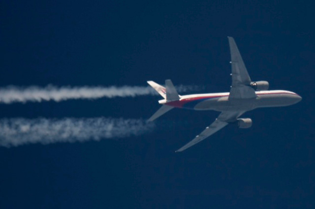 Boeing 777 рейса MH-17 с регистрационным номером летит из Амстердама над Польшей