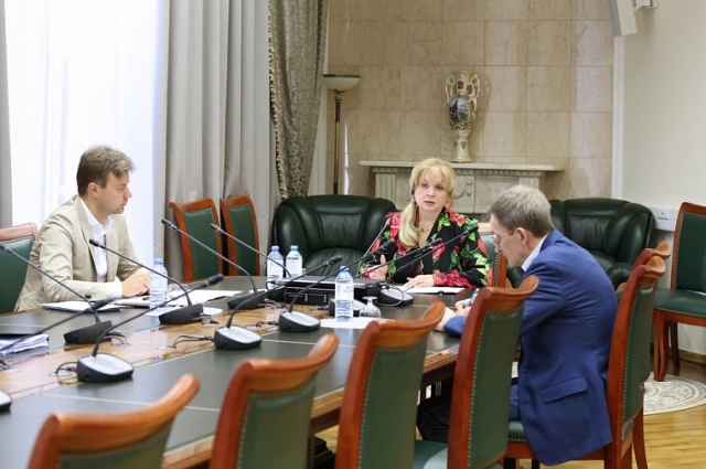 Председатель ЦИК России Элла Памфилова, а также члены ЦИК Павел Андреев (на фото слева) и Николай Левичев провели обучающий семинар.