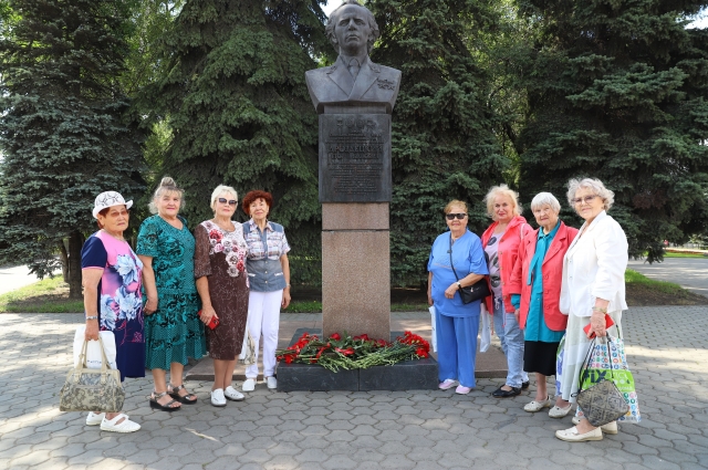 Ветераны Распадской угольной компании возле памятника Дроздецкому.