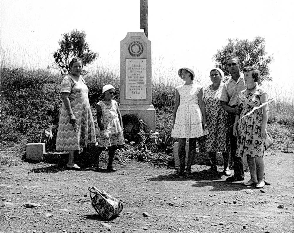 Памятник на месте массовых расстрелов ялтинских евреев. Конец 50-х гг.