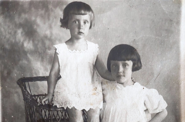 Ирина Николаевна с младшей сестрой Ларисой. Ленинград, 1940 г.