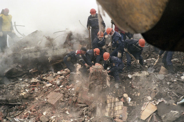Расчистка завалов на месте взрыва жилого дома на Каширском шоссе, в результате которого погибли 118 человек, 12 из которых дети