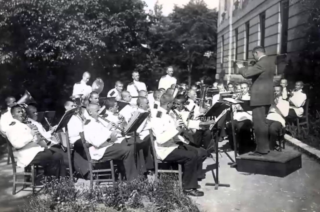 Военный оркестр исполняет вальс Берёзка.
