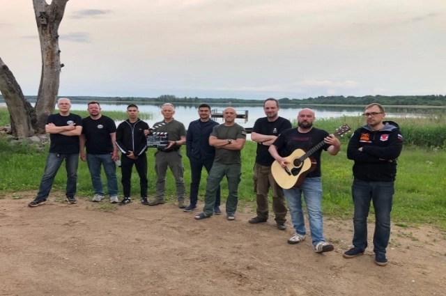 В съемках участвовала небольшая, но профессиональная команда из шести человек, включая операторов, которые в процессе работы также выступали в роли поисковиков.