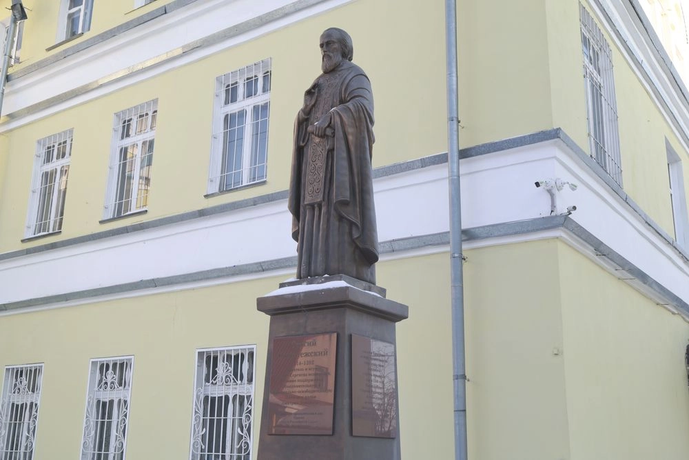 Памятник Сергию Радонежскому.