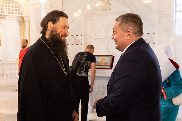 Губернатор и митрополит в храме.