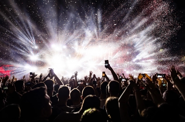 По данным мобильного оператора, среди любителей попасть на концерт во время путешествия за границу большинство мужчин.