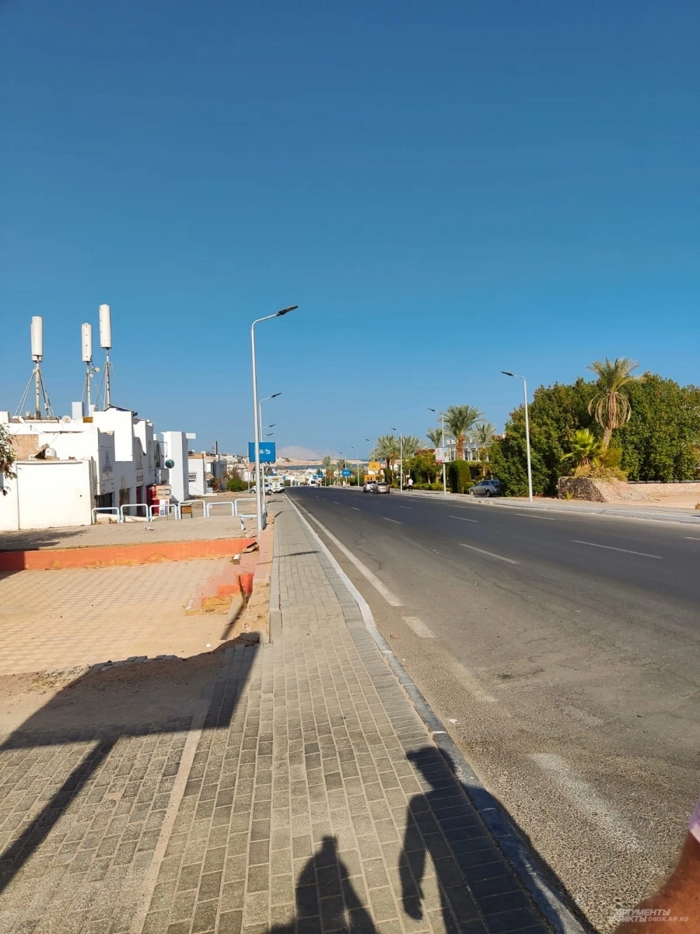 Днём все магазины и заведения закрыты.