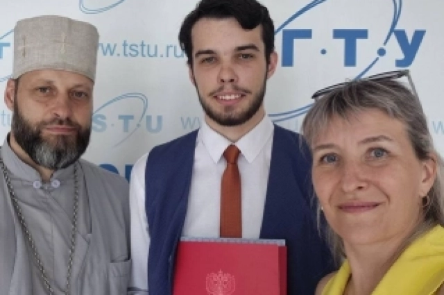 Отец Иоанн и матушка Елена со старшим сыном Александром.м