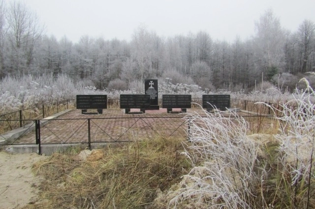 На месте происшествия весной 1993 года родственники погибших установили небольшой мемориальный комплекс.