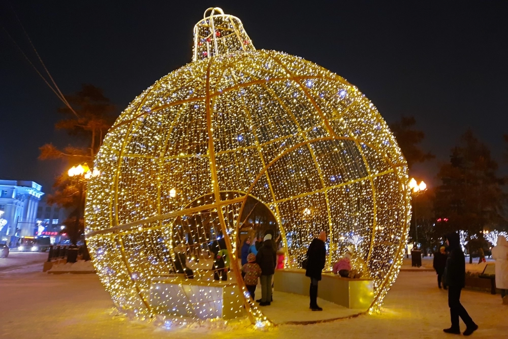 В сквере немало светодиодных фигур, которые особенно ярко смотрятся вечером.