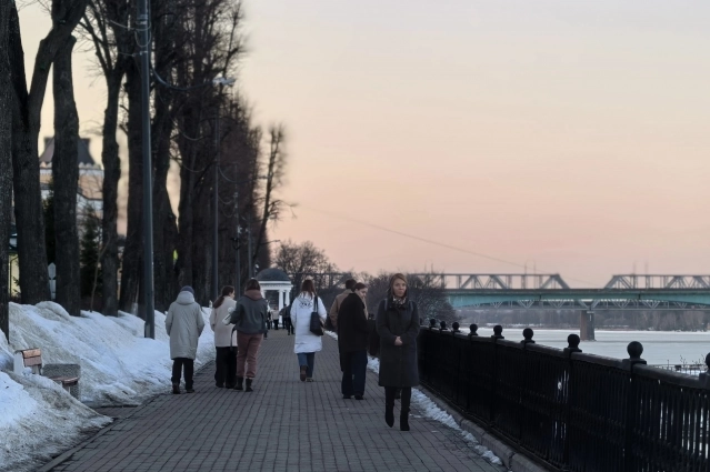 Однако сейчас на Волге видны проталины, набережные оттаяли от снега.