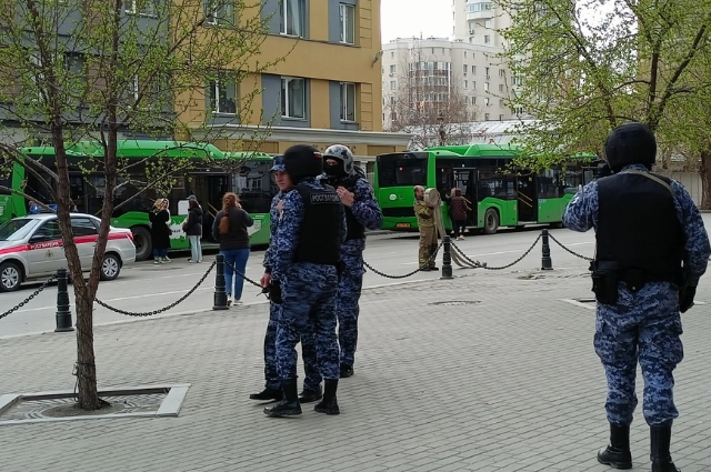 «Сохраняйте бдительность!» Многоэтажку в центре Екатеринбурга атаковал БПЛА