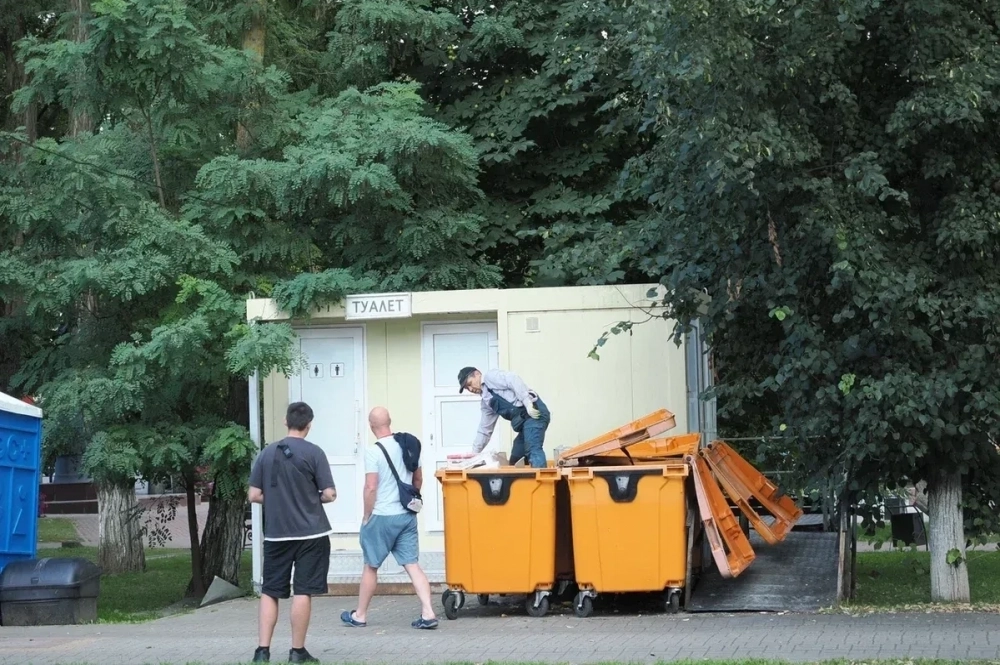 Туалетный модуль в сквере им. Ленина уже обветшал.