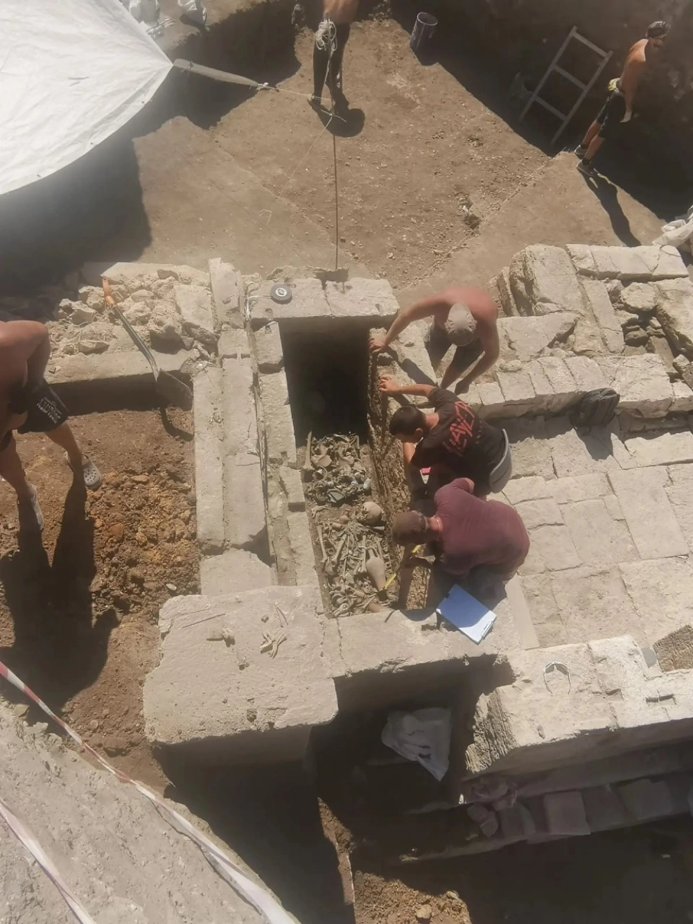Раскопки погребального комплекса в Херсонесе Таврическом.