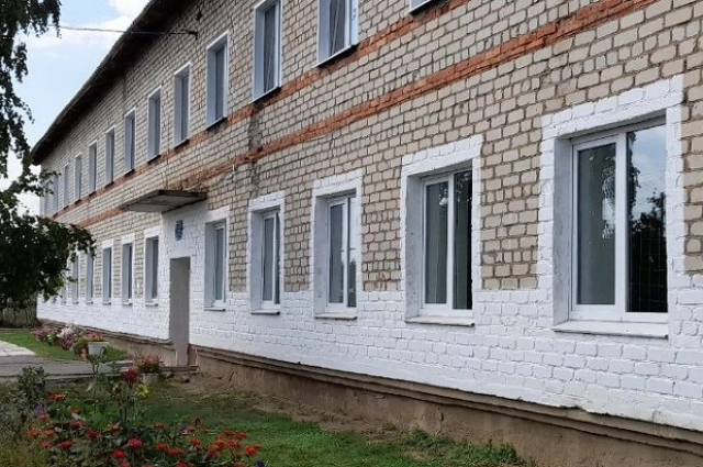 На фото с сайта школы видно, что часть стены имеет нарушения.