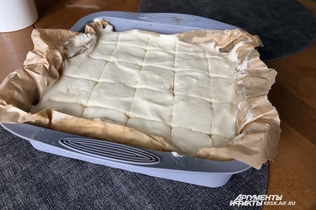 После остывания нарежьте воздушную пастилу из яблок кубиками.