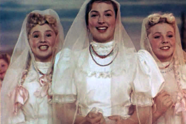 Екатерина Савинова, Клара Лучко и Клавдия Хабарова в фильме «Кубанские казаки», 1949 год