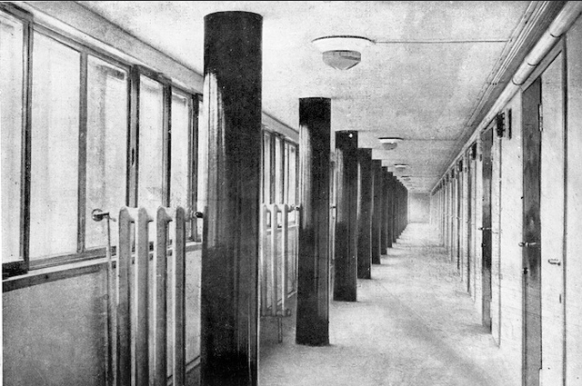 Внутренний вид коридора квартир тип «F» 5-го этажа: чёрно-белые пары дверей коридора, белые двери ведут в квартиры нижнего яруса, чёрные — в квартиры верхнего яруса.