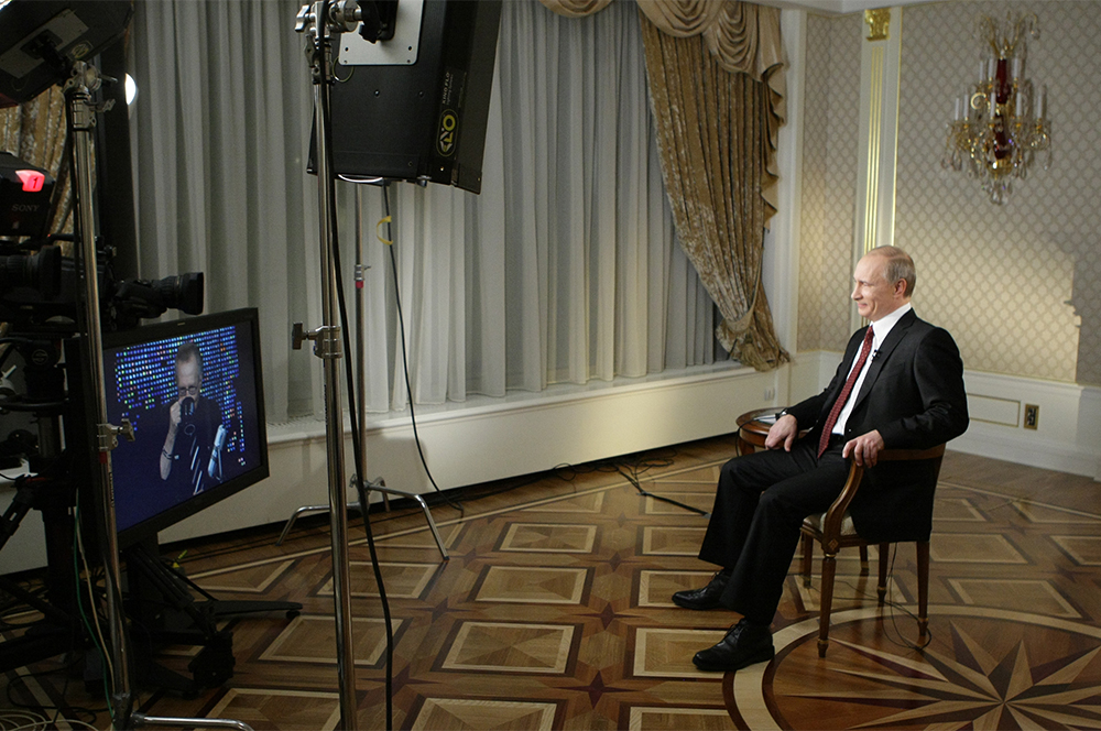 2 декабря 2010 г. Глава правительства РФ Владимир Путин отвечает на вопросы телеведущего телекомпании CNN Ларри Кинга во время интервью.