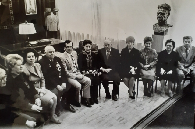 Вдова маршала Валентина Петровна и его сын Александр Васильевич (в центре) во время передачи кабинета Чуйкова в дар школьному музею.