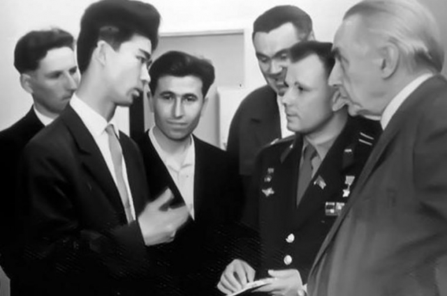Владимир Санги с Юрием Гагариным на Всесоюзном съезде молодых писателей, 1963 год.