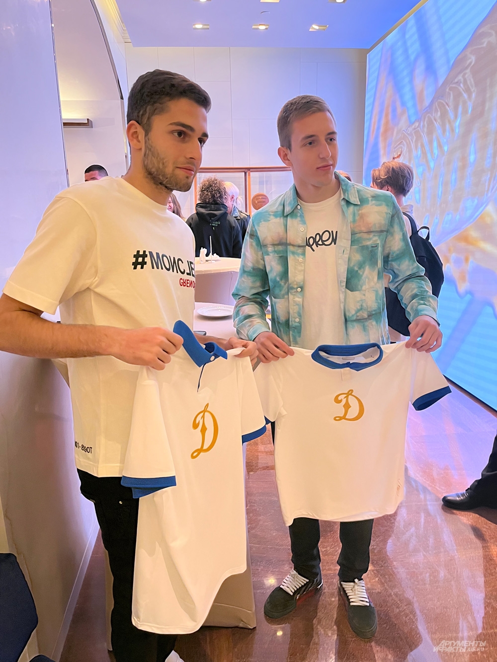 Игроки «Динамо» Арсен Захарян и Ярослав Гладышев с ретро-формой.
