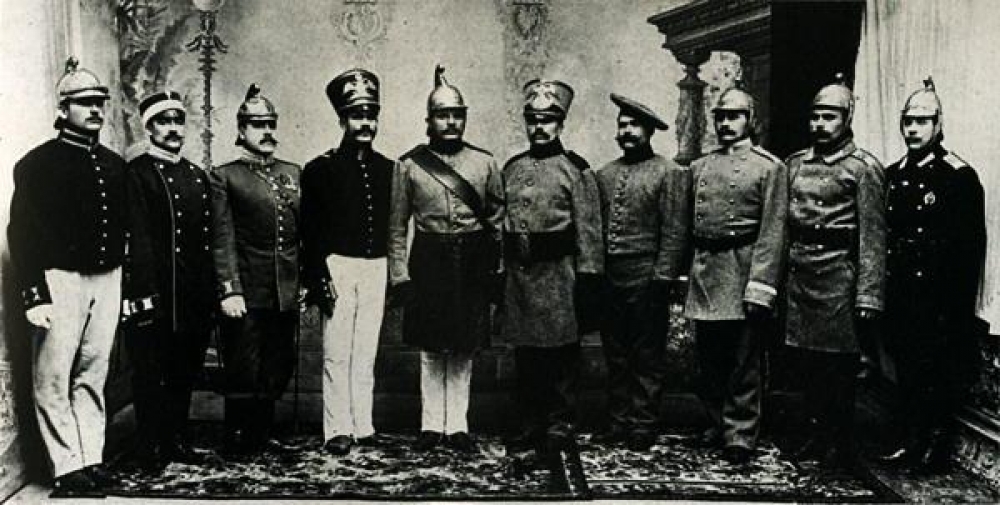 Пожарные Российской Империи в форме разных времён. Фото К. К. Буллы, 1903 год