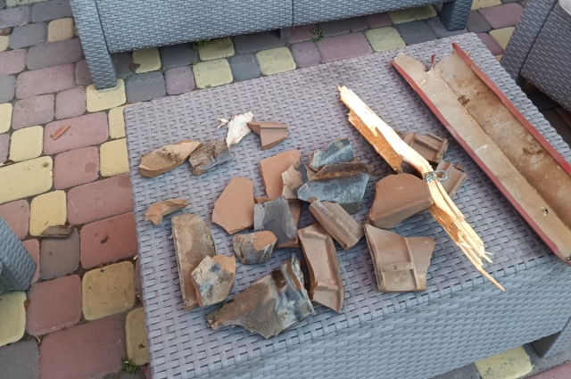 Обломки, попавшие во двор соседнего дома
