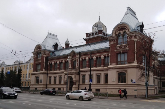 Архитектор Карл Мюфке специально для художественной школы построил здание в русском стиле. 