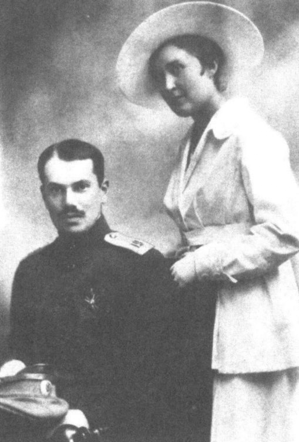 Леонид Сергеевич Карум с женой Варварой Афанасьевной Булгаковой. 1917 год.