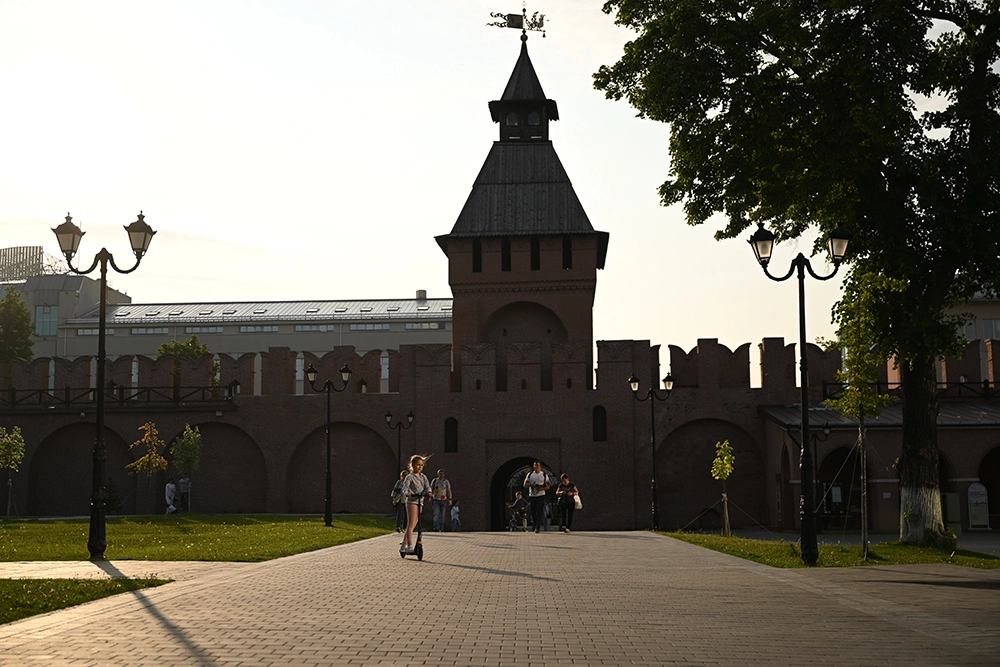 Посетители на территории Тульского Кремля.