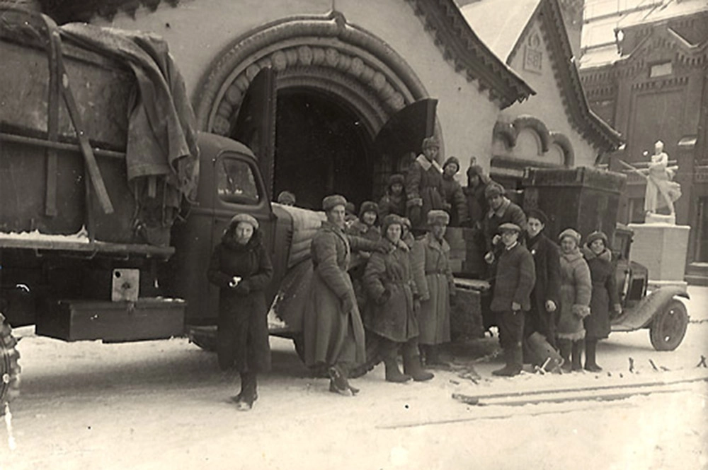 Возвращение художественных произведений в Москву. Перед центральным входом в галерею.Ноябрь 1944 год.