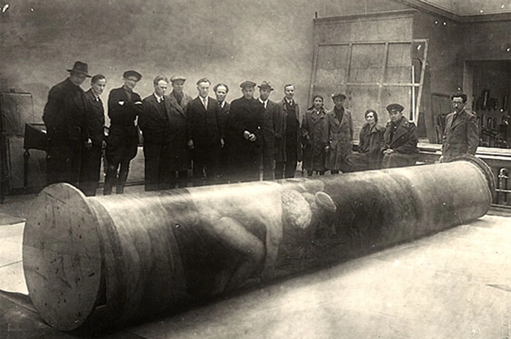 Распаковка картины А.А.Иванова «Явление Христа народу» после эвакуации. Москва. 1944 год.