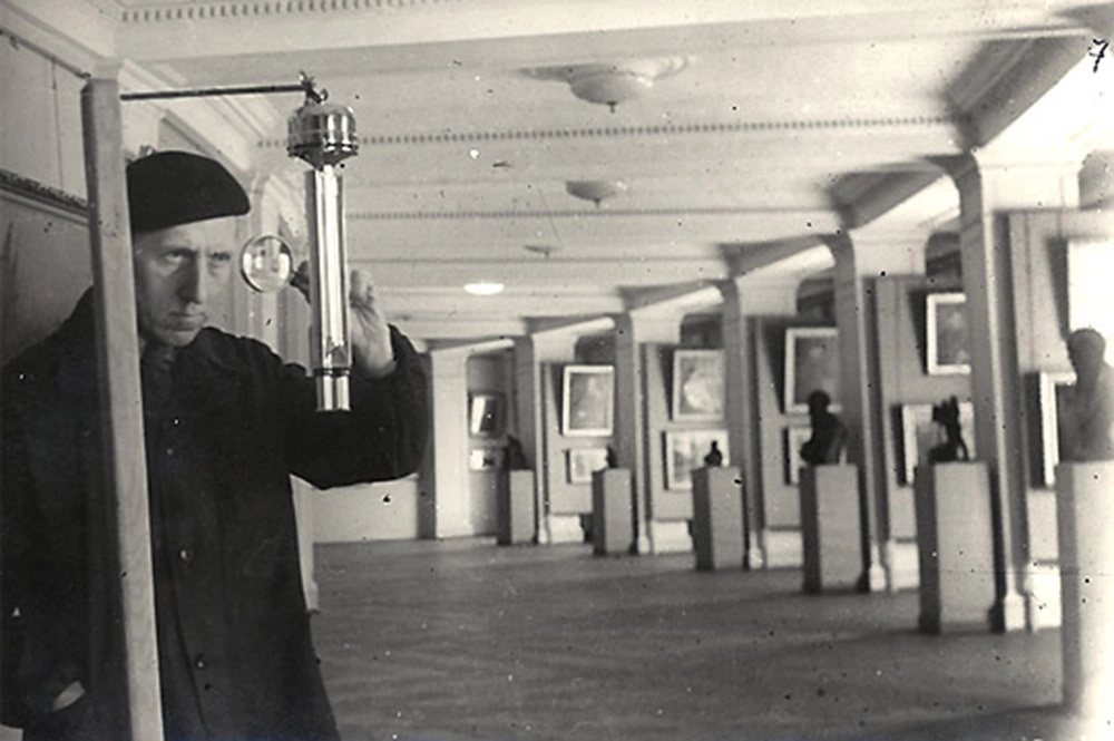 Реставратор А.А. Александровский на выставке «Русская реалистическая выставка» в Новосибирске, 1942 год.