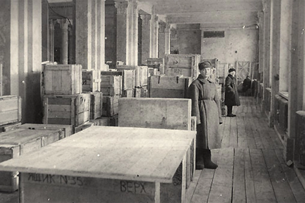 Хранилище экспонатов в Новосибирске, 1942 г.