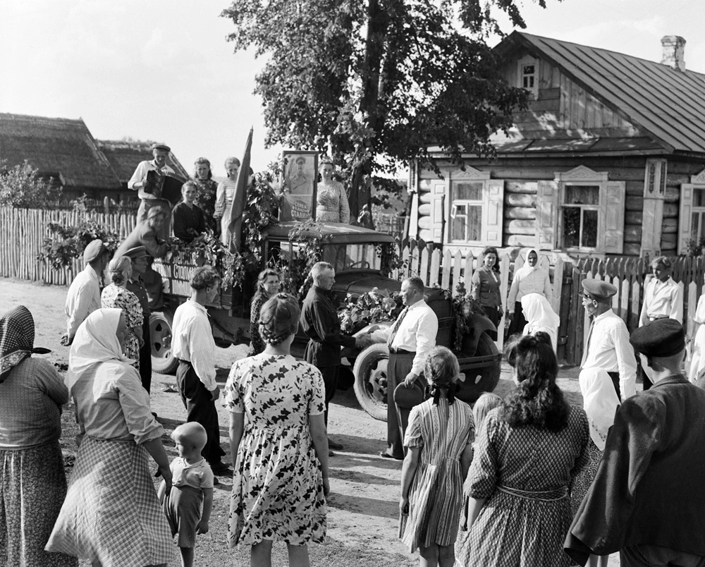 И тут подоспело укрупнение. Когда начала гибнуть традиционная деревня