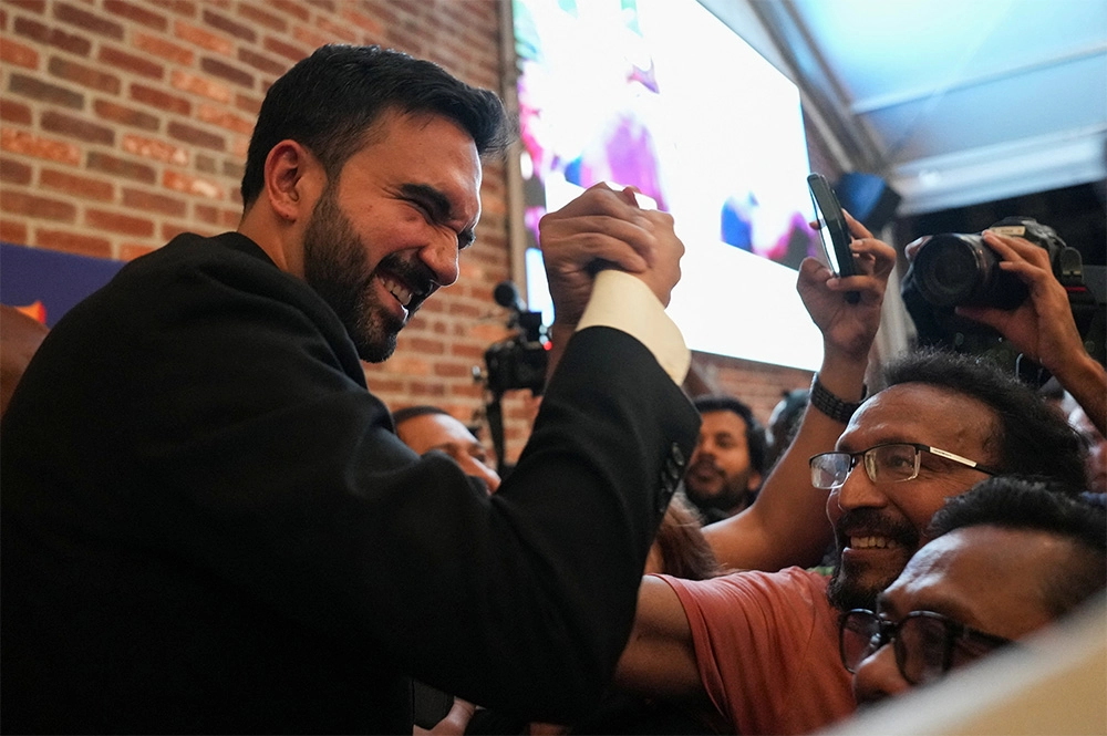 Именно Зохран и победил на праймериз, набрав 43,5% голосов и обойдя на 7% фаворита гонки Куомо. 