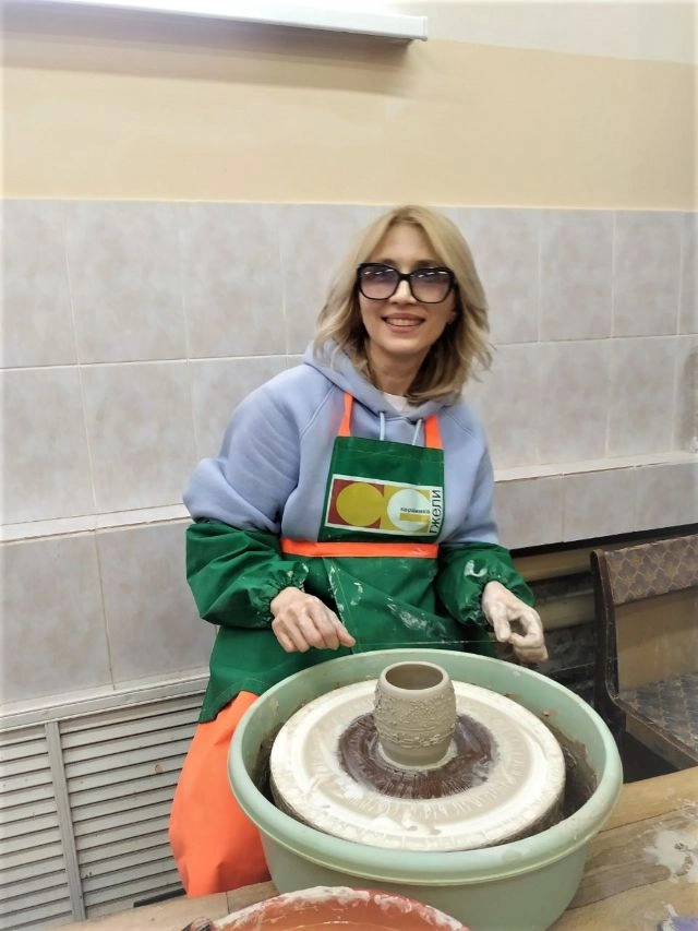 Наталья успешно освоила гончарное ремесло.