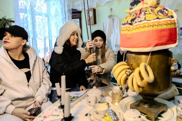 «Прости, большуха!» Уральским студентам рассказали о купеческом Невьянске