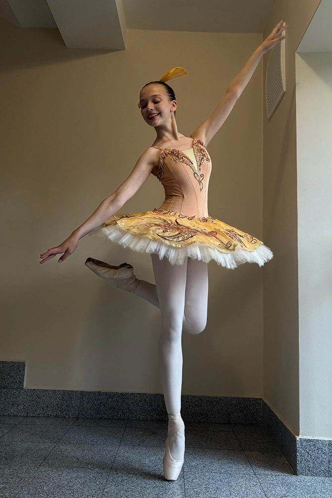 Анна занимается балетом.