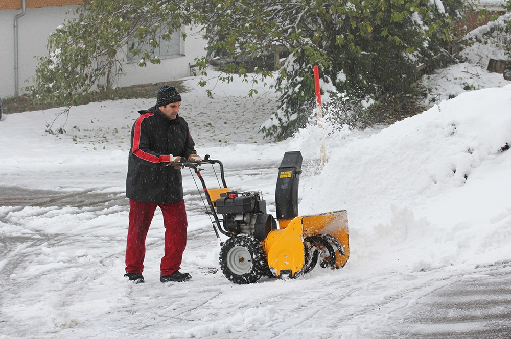 Бензиновый снегоуборщик.