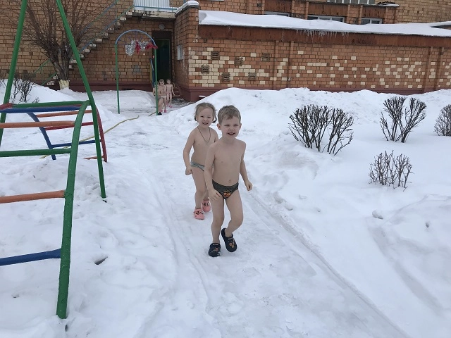 Дети начинают закаливаться с трёх лет